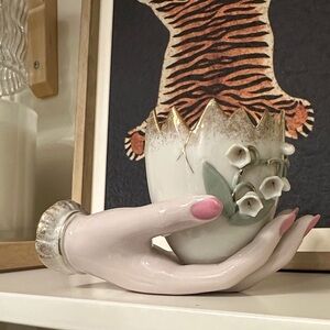 🤲 Vintage Ceramic Hand Vase Planter - Lily of the Valley Floral